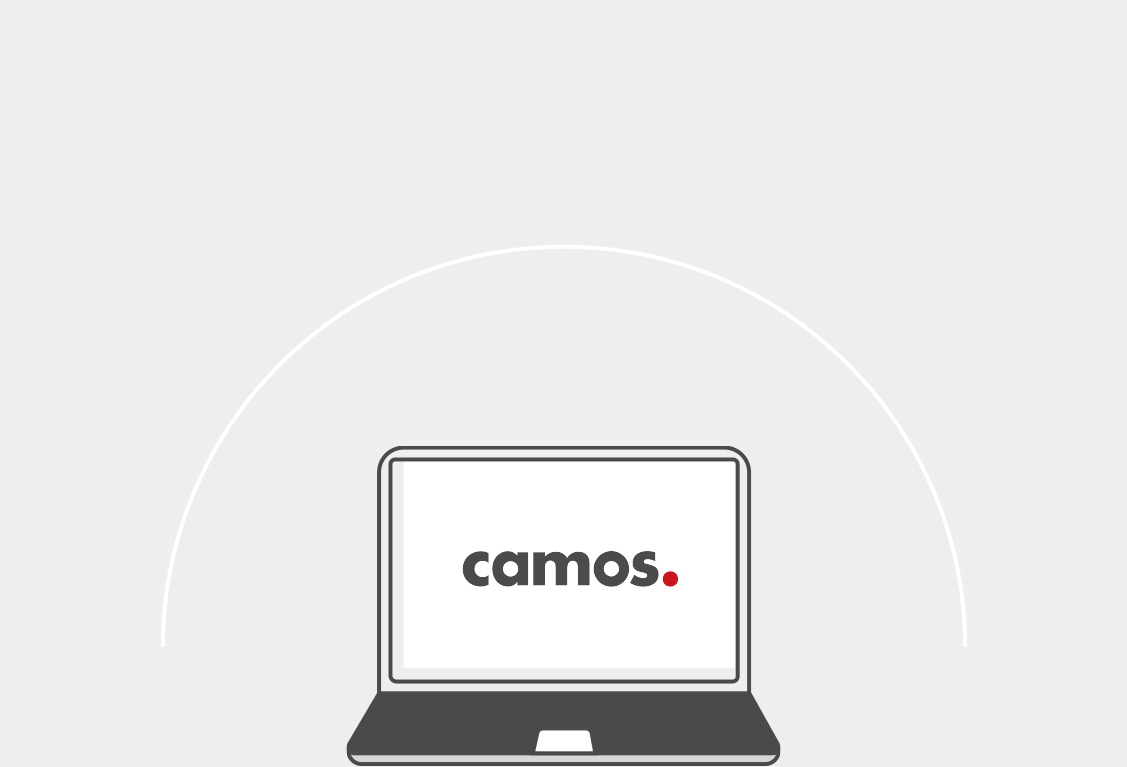 Ein Laptop zeigt das camos Logo. Um den Laptop werden die Schnittstellen aufgeführt: ERP, CRM, BI, PLM und CAD.